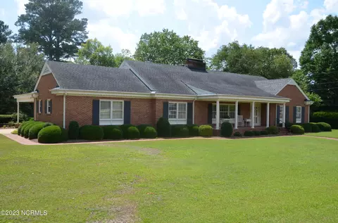 122 Crest Dr, Mount Olive, NC 28365