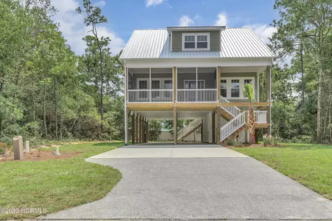 102 NW 17th St, Oak Island, NC 28465