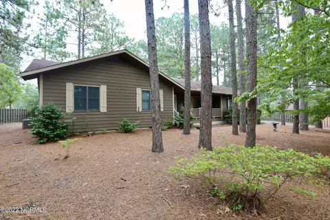 4 Prichard Ln, Pinehurst, NC 28374