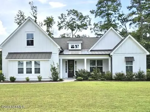 525 Crown Point Dr, Hampstead, NC 28443