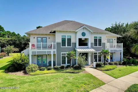 2537 St James Dr SE #302, Southport, NC 28461