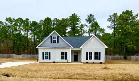 102 Cottle Ct, Richlands, NC 28574