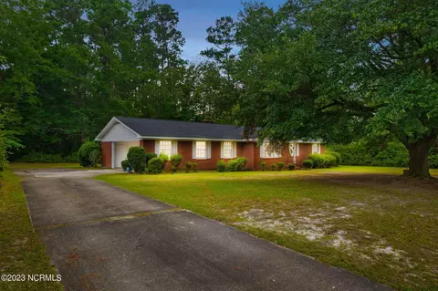 302 Mcdee St, Tabor City, NC 28463