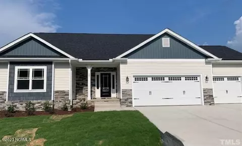 907 Eakins Ln, Richlands, NC 28574