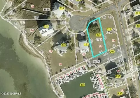 221 Pintail Ln, Harkers Island, NC 28531
