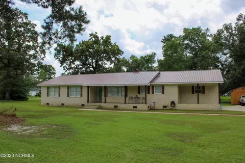 221 E Bladen St, Bladenboro, NC 28320