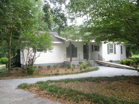 1424 Woodlawn St, Laurinburg, NC 28352