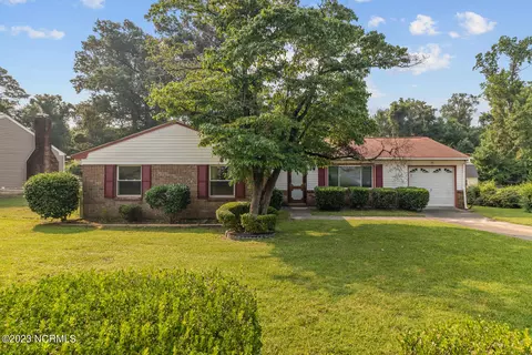 621 Duke Ct, Jacksonville, NC 28546