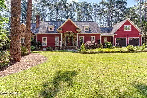 135 W Hedgelawn Way, Southern Pines, NC 28387
