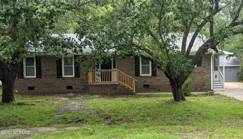 1075 Clubview Dr, Williamston, NC 27892