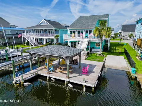 1050 1st St, Surf City, NC 28445