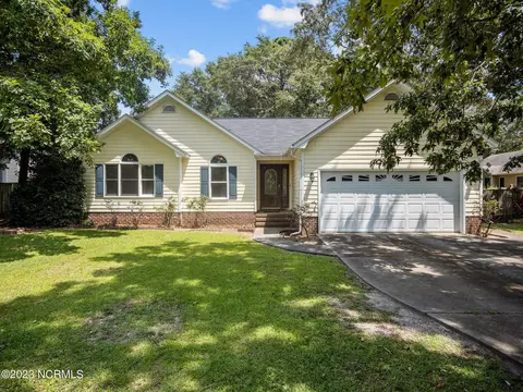 202 Grassy Ct, Richlands, NC 28574