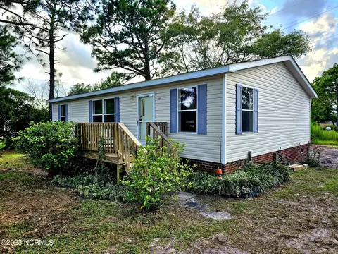 319 Holden Rd, Holly Ridge, NC 28445