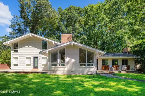 1909 Forest Hill Dr, Greenville, NC 27858