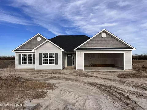 521 E Black Water Ln, Maysville, NC 28555