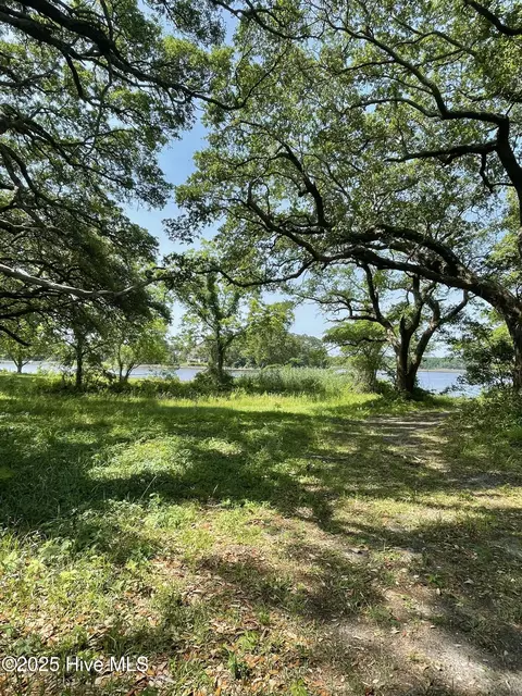 405 Red Drum Way W, Swansboro, NC 28584