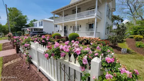 218 S Walnut St, Swansboro, NC 28584