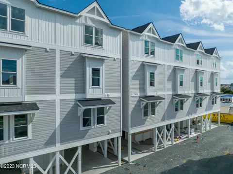 1109 Sapphire Ave, Surf City, NC 28445
