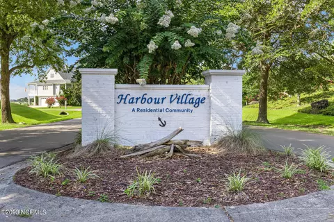 8 Harbour Village Ter, Hampstead, NC 28443