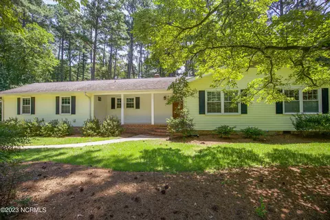 102 Strathmore Rd, Southern Pines, NC 28387