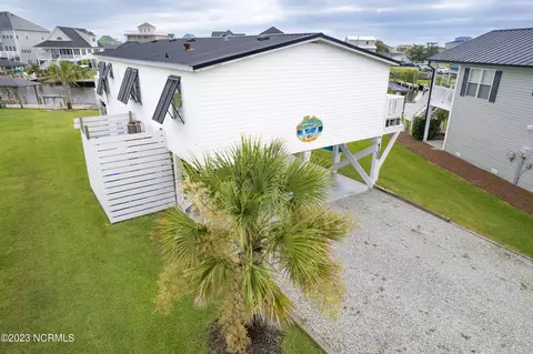 4100 4th St, Surf City, NC 28445