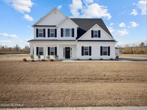 401 W Black Water Ln, Maysville, NC 28555
