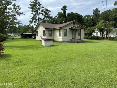 1088 Jefferson Rd, Lake Waccamaw, NC 28450