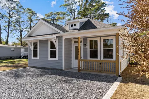 119 NE 75th St, Oak Island, NC 28465