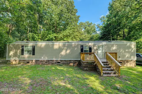 219 Crooked Creek Dr, Burgaw, NC 28425
