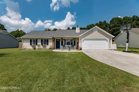 141 Glenwood Dr, Hubert, NC 28539