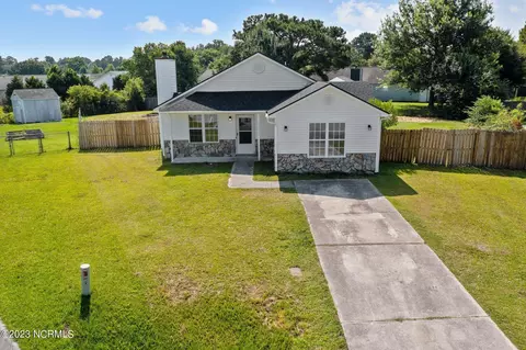 404 Hedgerow Ln, Jacksonville, NC 28546