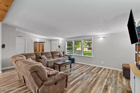 682 Bay Harbor Dr, Hampstead, NC 28443 photo 8