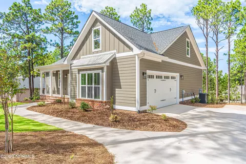 337 Longleaf Dr, West End, NC 27376 photo 1