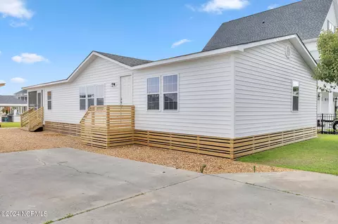 4043 4th St, Surf City, NC 28445