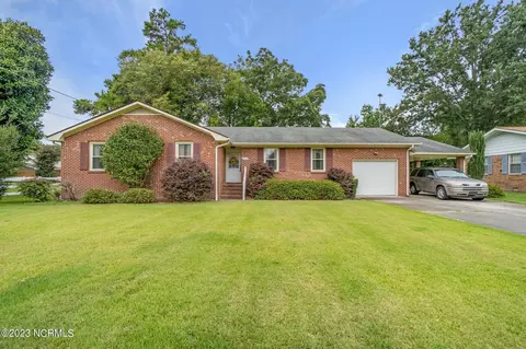 1613 Crescent Dr, Elizabeth City, NC 27909