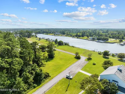 124 Waterway Dr, Beaufort, NC 28516