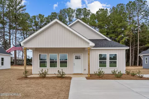 818 W Bridgers St Ext, Burgaw, NC 28425