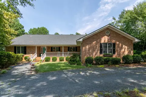 104 Sweetbriar Ct, West End, NC 27376