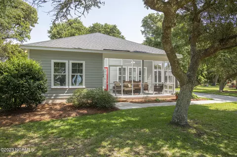 1569 Island Rd, Harkers Island, NC 28531