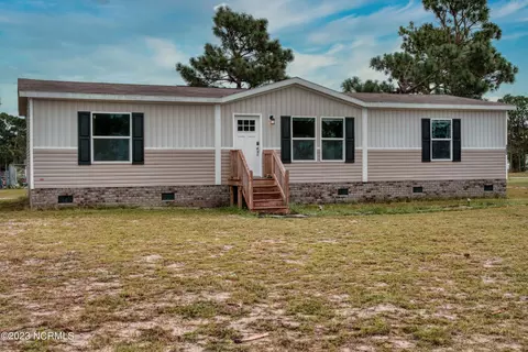 202 N Cambridge St, Hubert, NC 28539