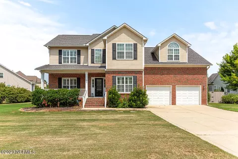 104 Walkabout Dr, Aberdeen, NC 28315