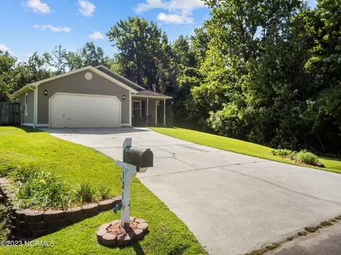 121 Foxlair Dr, Hubert, NC 28539