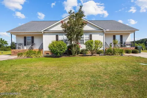 2110 Oak Bend Dr, Greenville, NC 27834