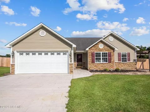 102 Silver Queen Ln, Richlands, NC 28574