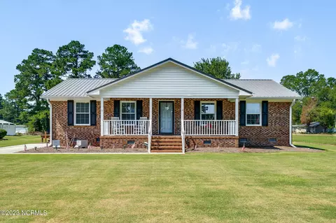 117 N West Ave, Teachey, NC 28464