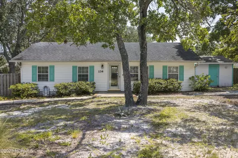 134 NE 35th St, Oak Island, NC 28465