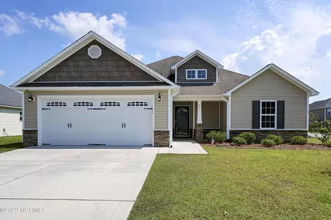 827 Dynasty Dr, Jacksonville, NC 28546