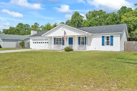 102 Wheaton Dr, Richlands, NC 28574