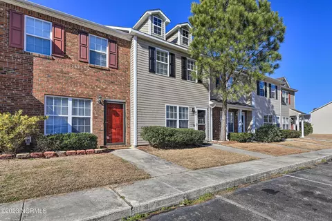 205 Pinegrove Ct, Jacksonville, NC 28546