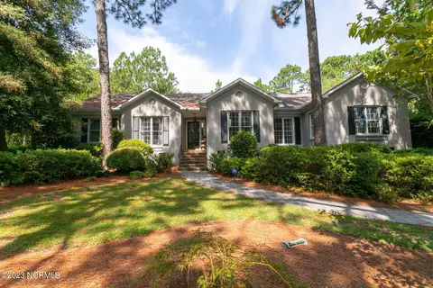 15 Mckenzie Rd E, Pinehurst, NC 28374